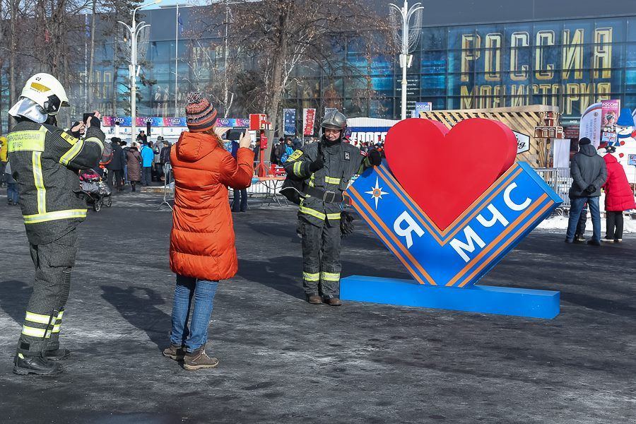 Свыше 1,3 тысяч пожарных и спасателей посетили флешмоб «Растопим лед вместе!» на ВДНХ