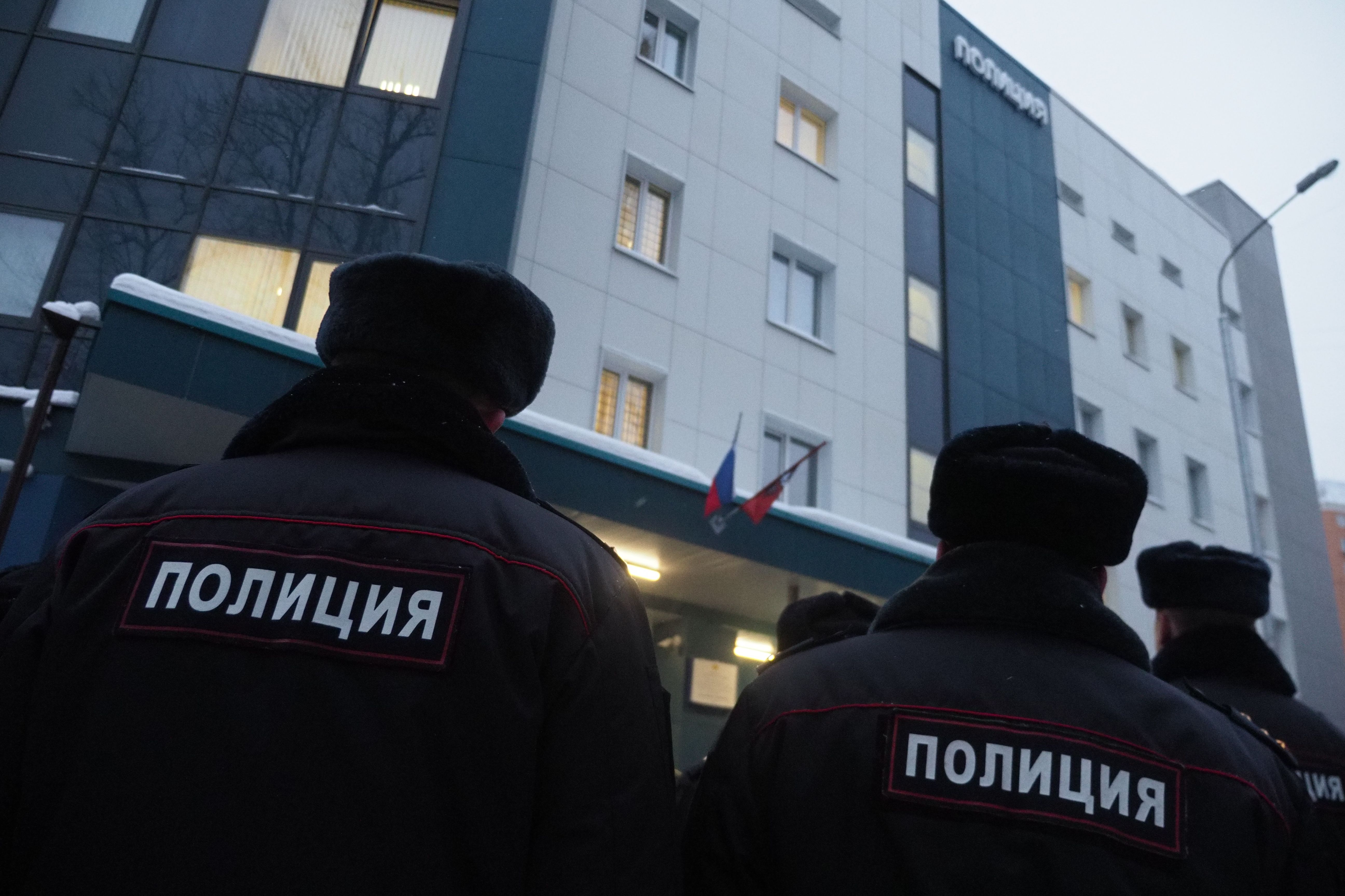 Бездомные напали на москвича с пистолетом и попали в полицию