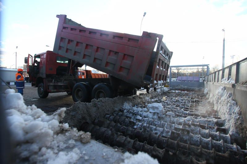 Коммунальные службы Москвы вывезли 450 кубометров снега за сутки