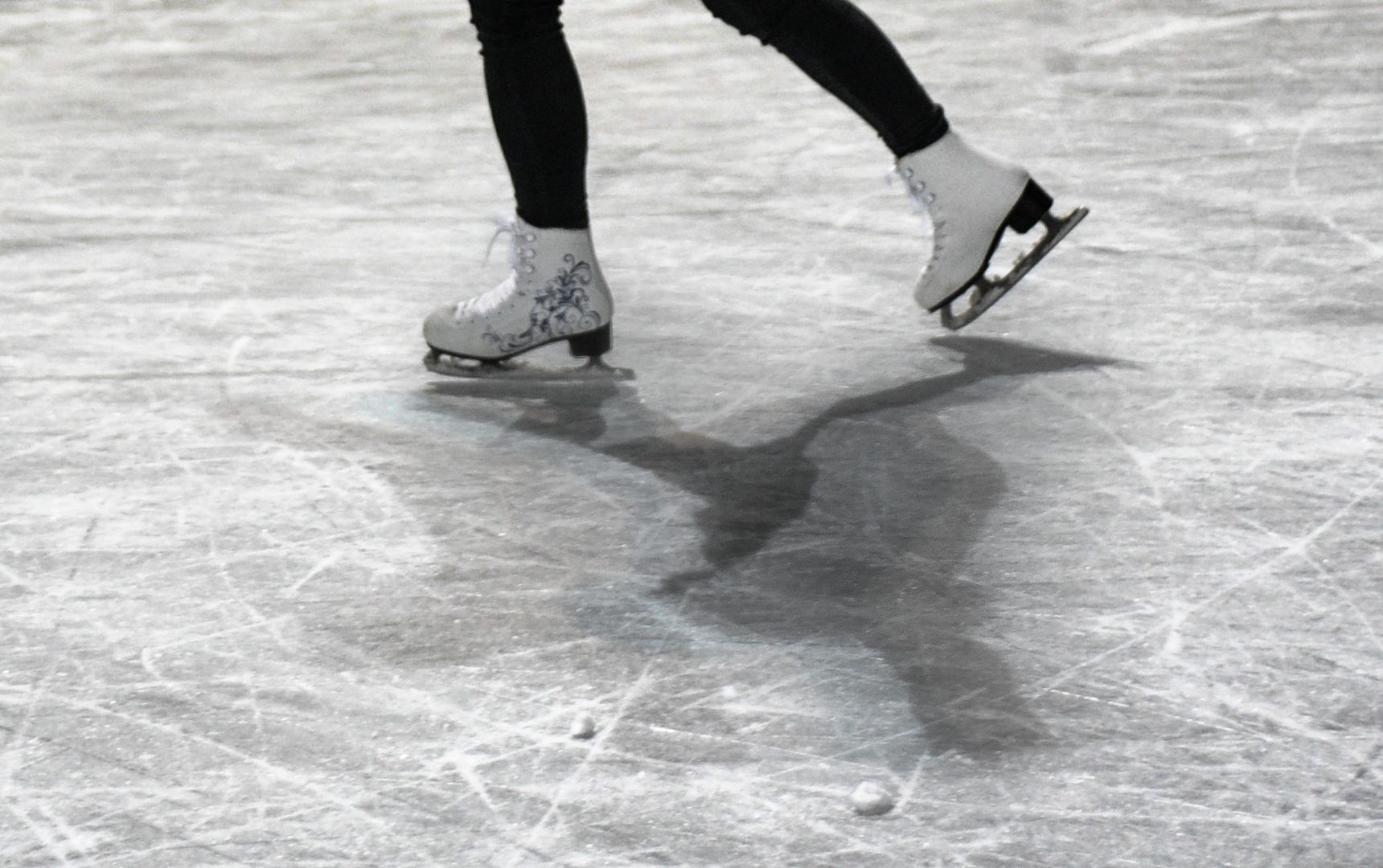 Хоккеисты и футболисты почистили лед в Марушкинском. Фото: Пелагия Замятина, «Вечерняя Москва»