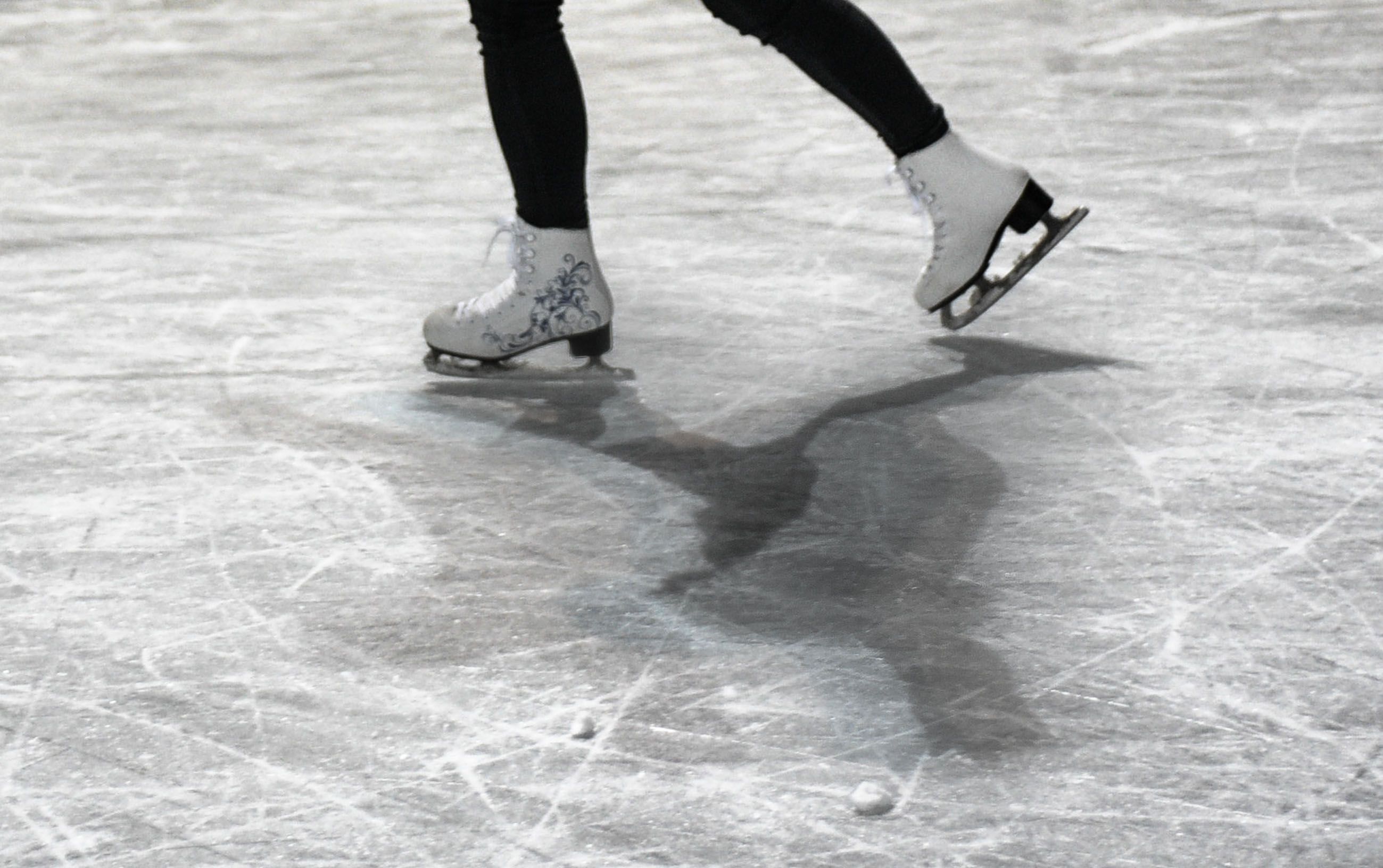 Хоккеисты и футболисты почистили лед в Марушкинском