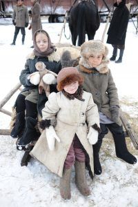 Дети с удовольствием стали массовкой для съемок, несмотря на непогоду. Фото: кинокомпания «Русское»
