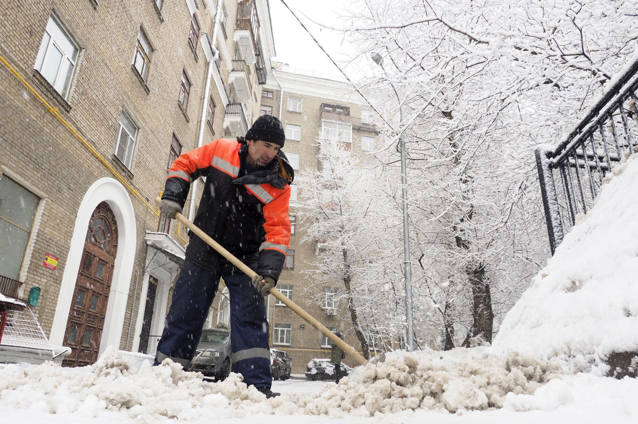Более 12 тысяч работников задействовали для уборки снега. Фото: архив, «Вечерняя Москва»