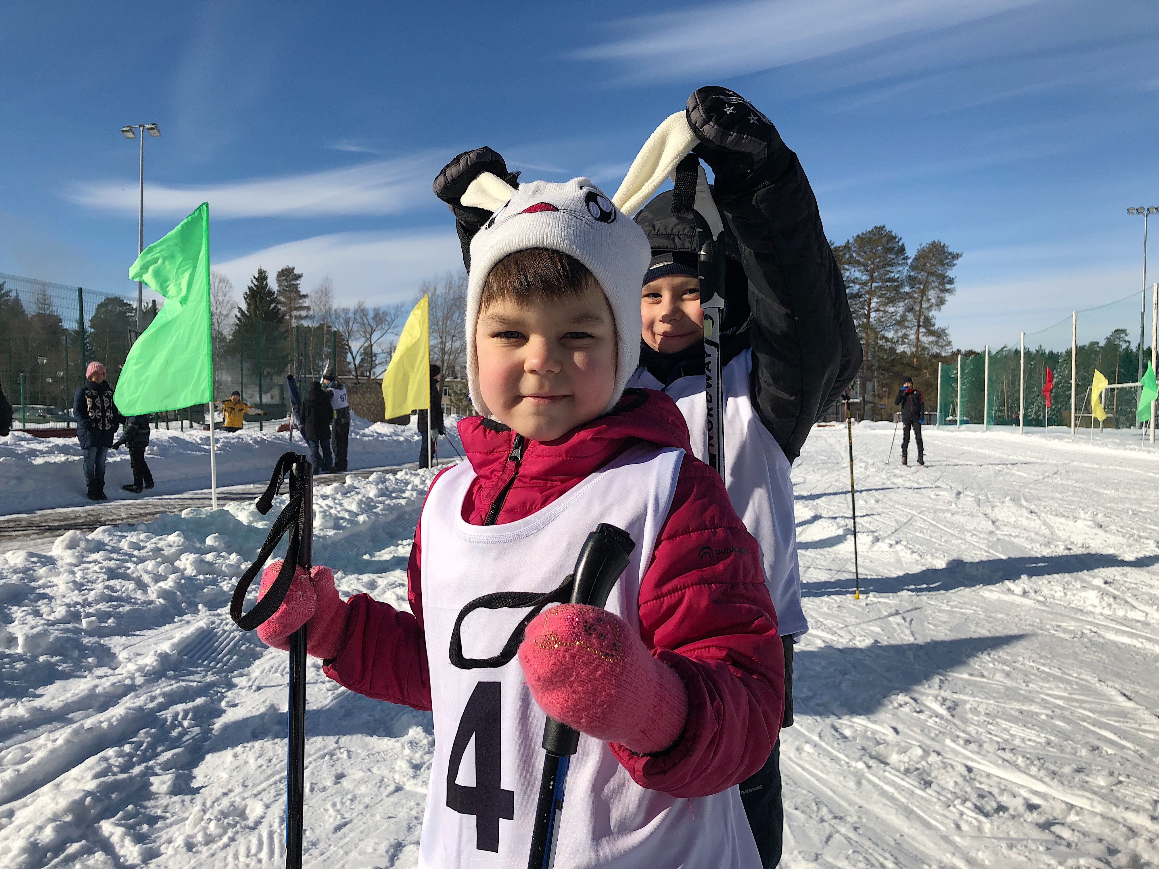Виктория и Григорий Тищенко готовятся к лыжне. Фото: Анастасия Аброськина