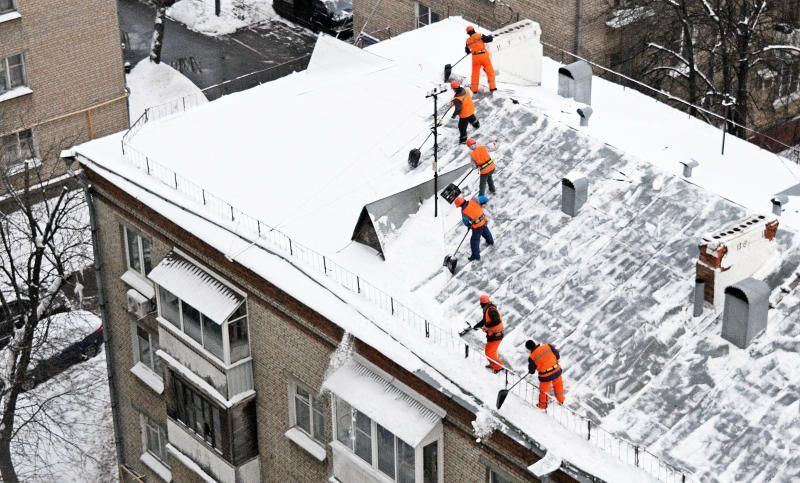 В городе продолжаются непрерывные работы по очистке крыш зданий. Фото: Игорь Ивандиков