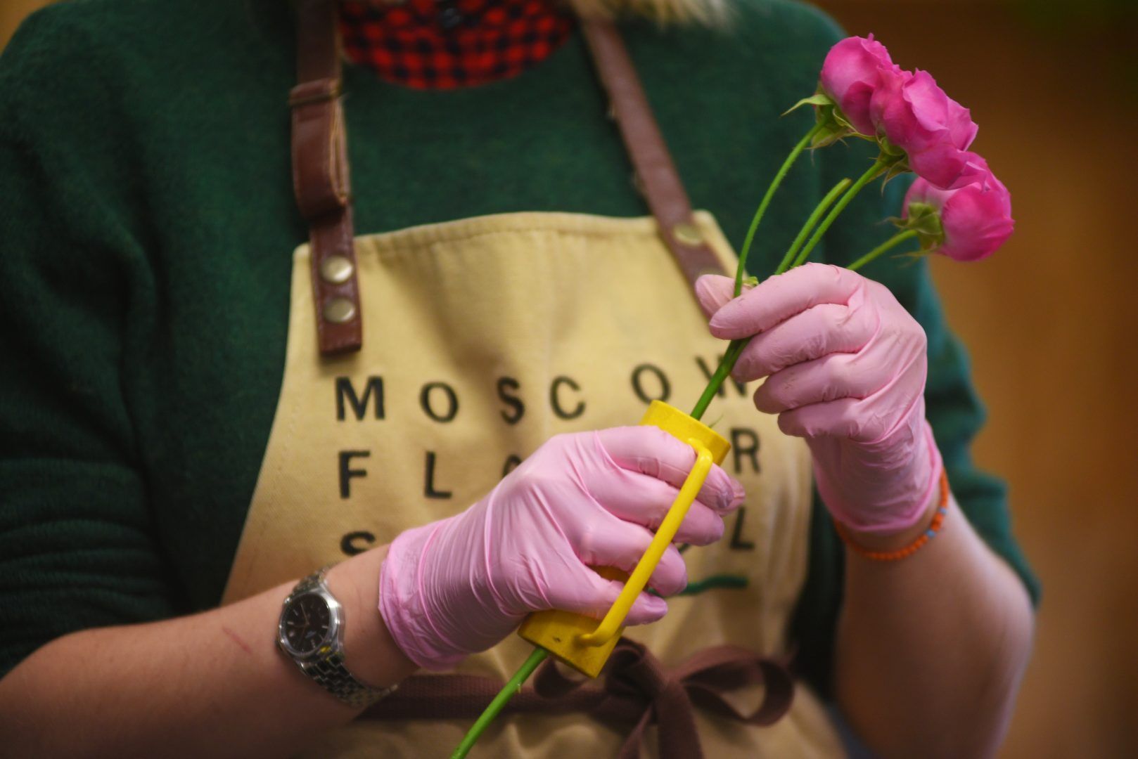 Специалисты высадят различные цветы в Киевском. Фото: Александр Кожохин, «Вечерняя Москва»