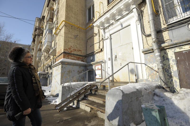 Козырьки подъездов жилого дома отремонтировали в Коммунарке