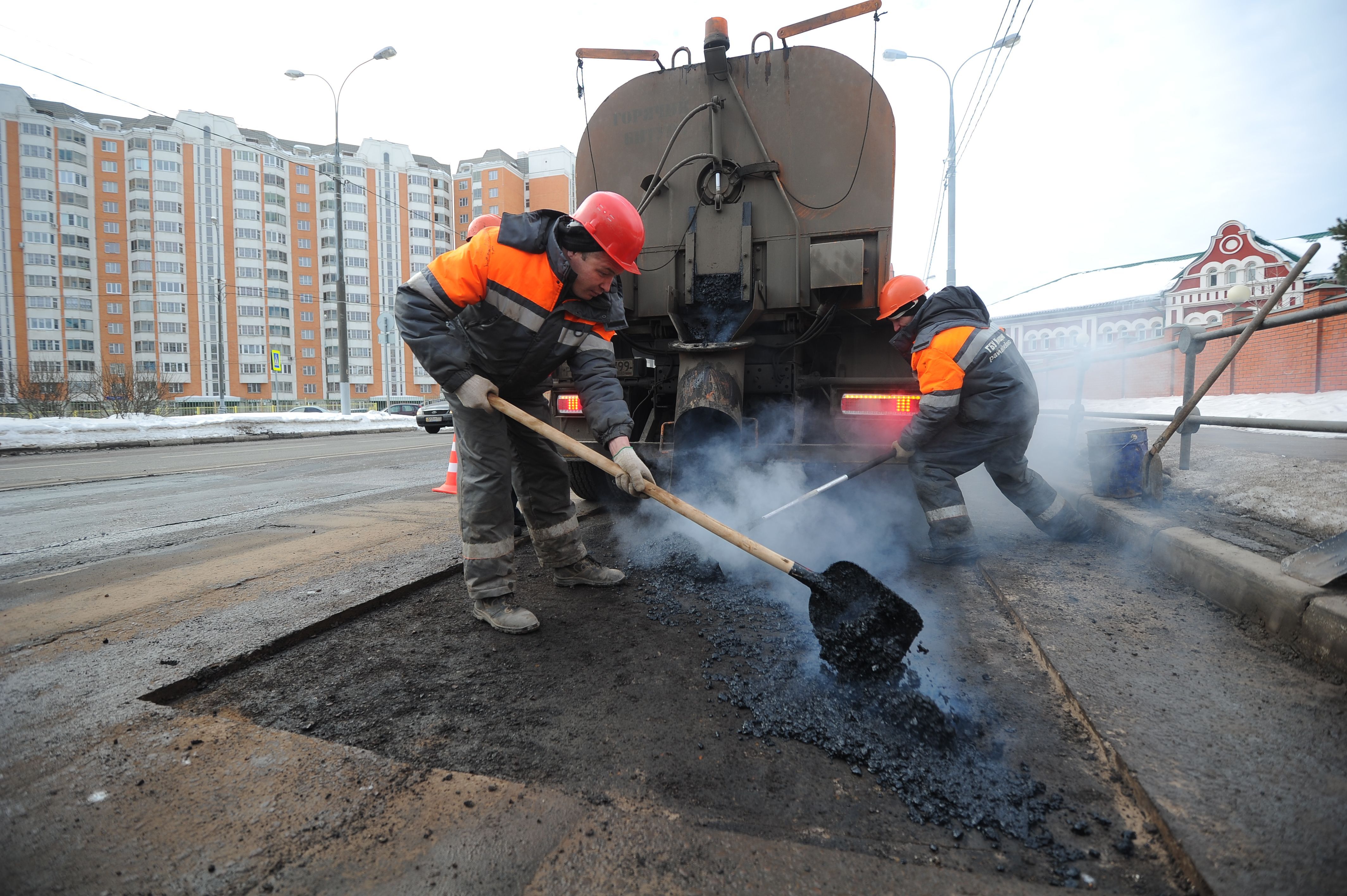 Специалисты приступили к ремонту асфальтового покрытия в Москве. Фото: архив, «Вечерняя Москва»