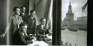 1930-1940-е. Виктор Гусев-старший (крайний справа) комментирует парад на Красной площади
