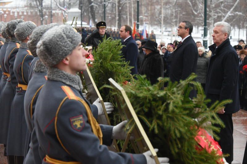 Собянин поздравил ветеранов с 76-й годовщиной победы в Сталинградской битве