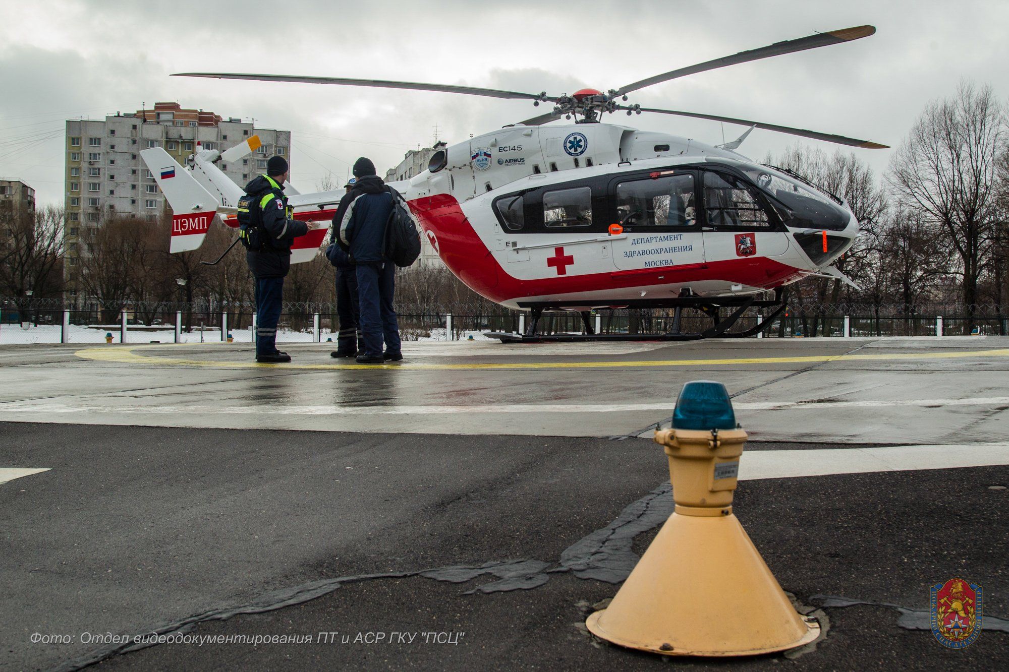 экипаж дежурного санитарного вертолёта Московского авиационного центра вылетел по вызову на Калужское шоссе