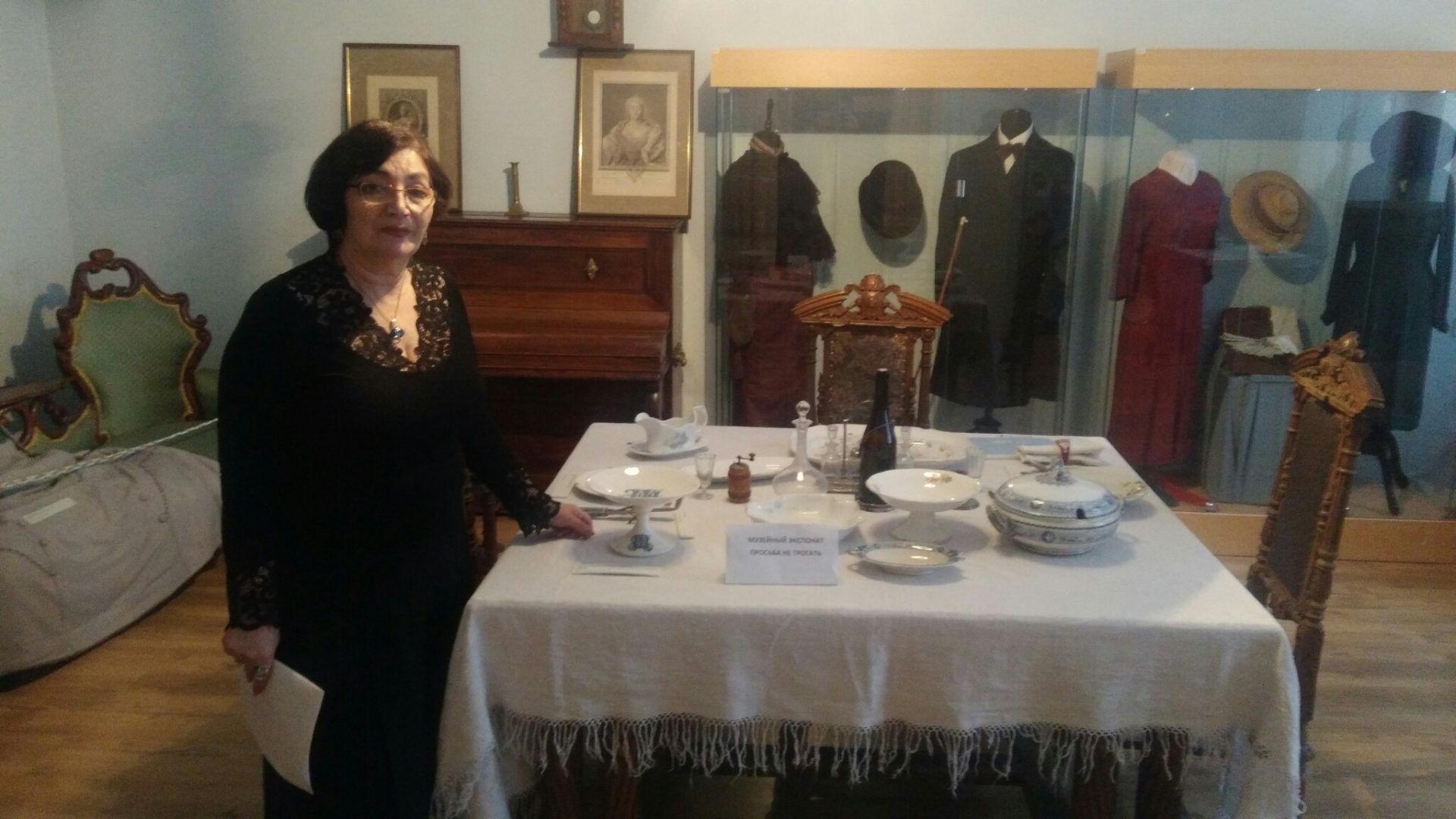 директор музея Изабелла Рожкова показывает дворянскую столовую. Фото: Максим Землянский