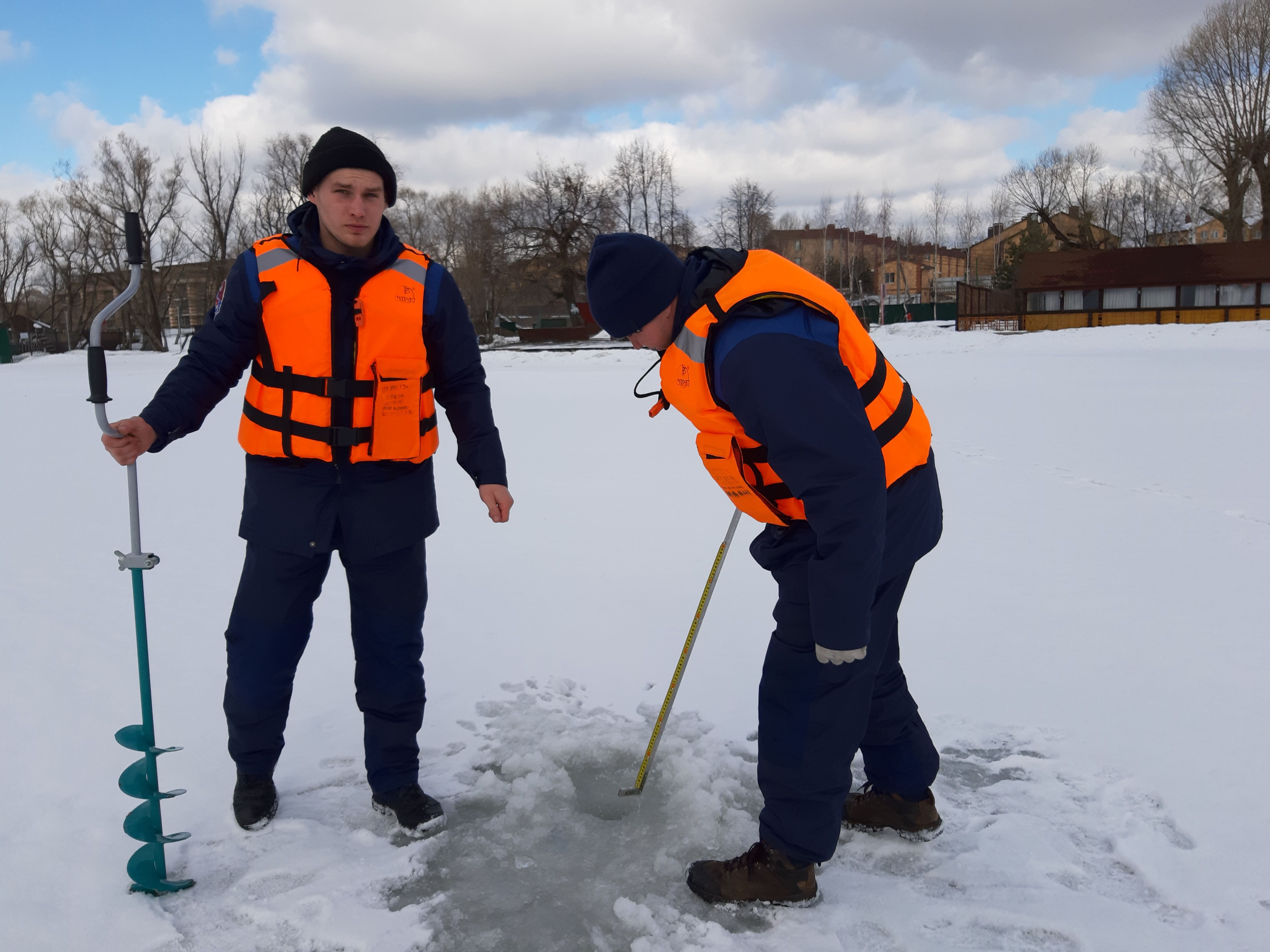 Московские спасатели рассказали жителям Новой Москвы об опасностях тонкого льда