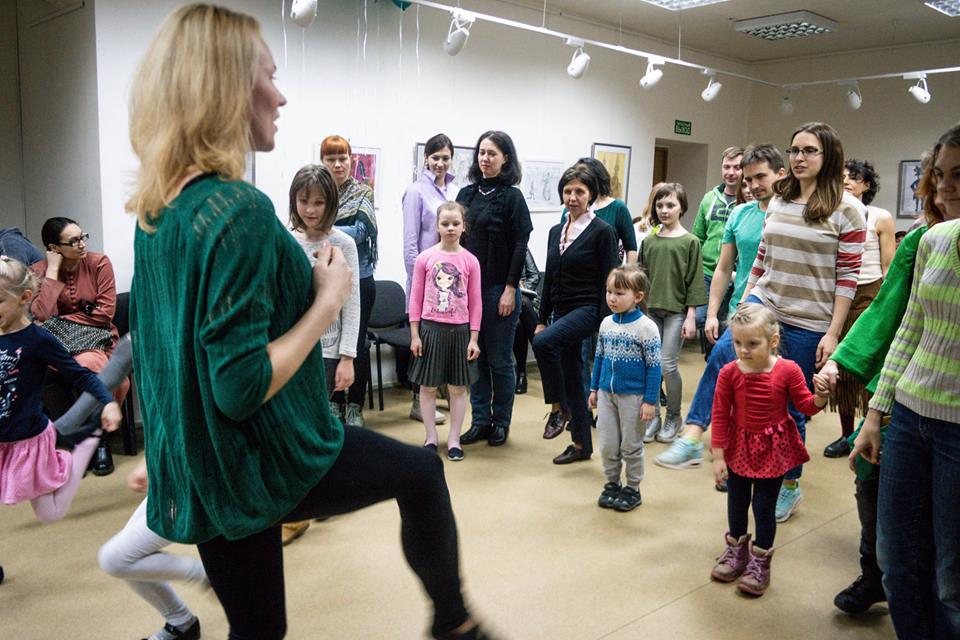 Педагог Оксана Линчевская учит жителей ирландскому танцу. Фото: Валентина Таран