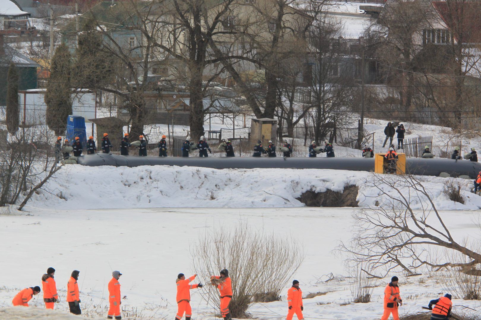 15 марта. Кленовское. Часть спасателей занята укреплением дамбы на реке Трешня. Фото: Владимир Смоляков