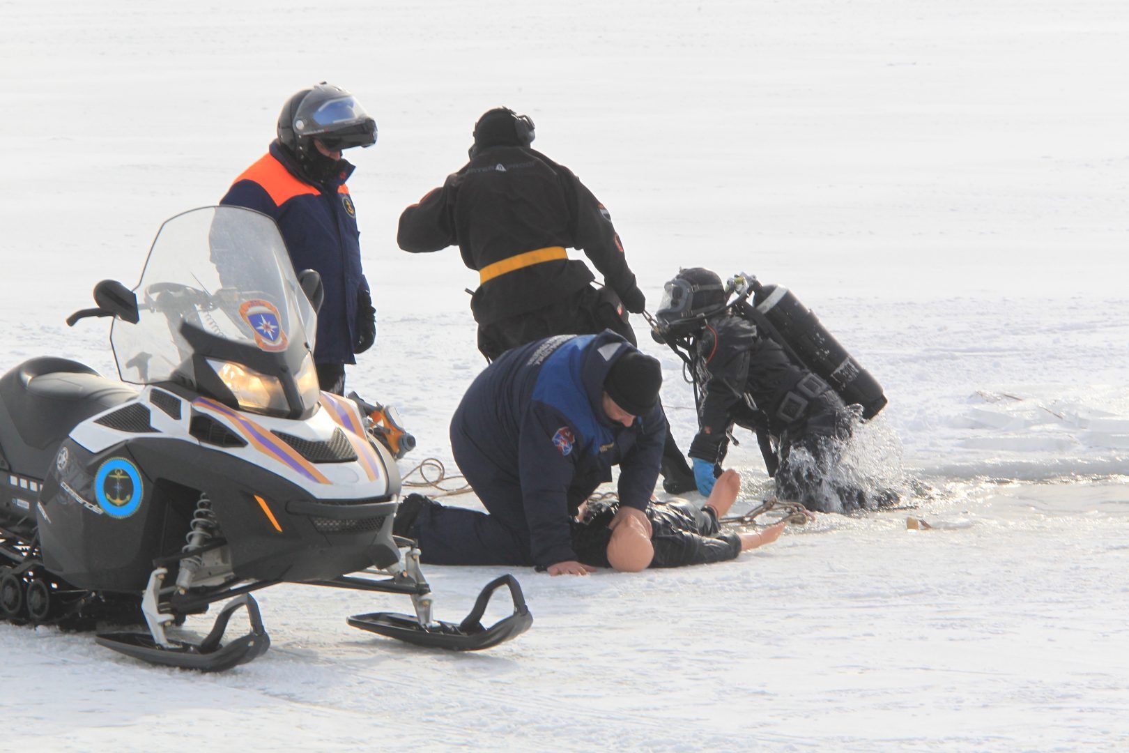 Неподалеку водолазы обнаружили провалившегося под лед и оказывают ему помощь. Фото: Владимир Смоляков