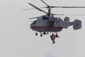 На помощь прибывают вертолеты Московского авиационного центра. Фото: Владимир Смоляков