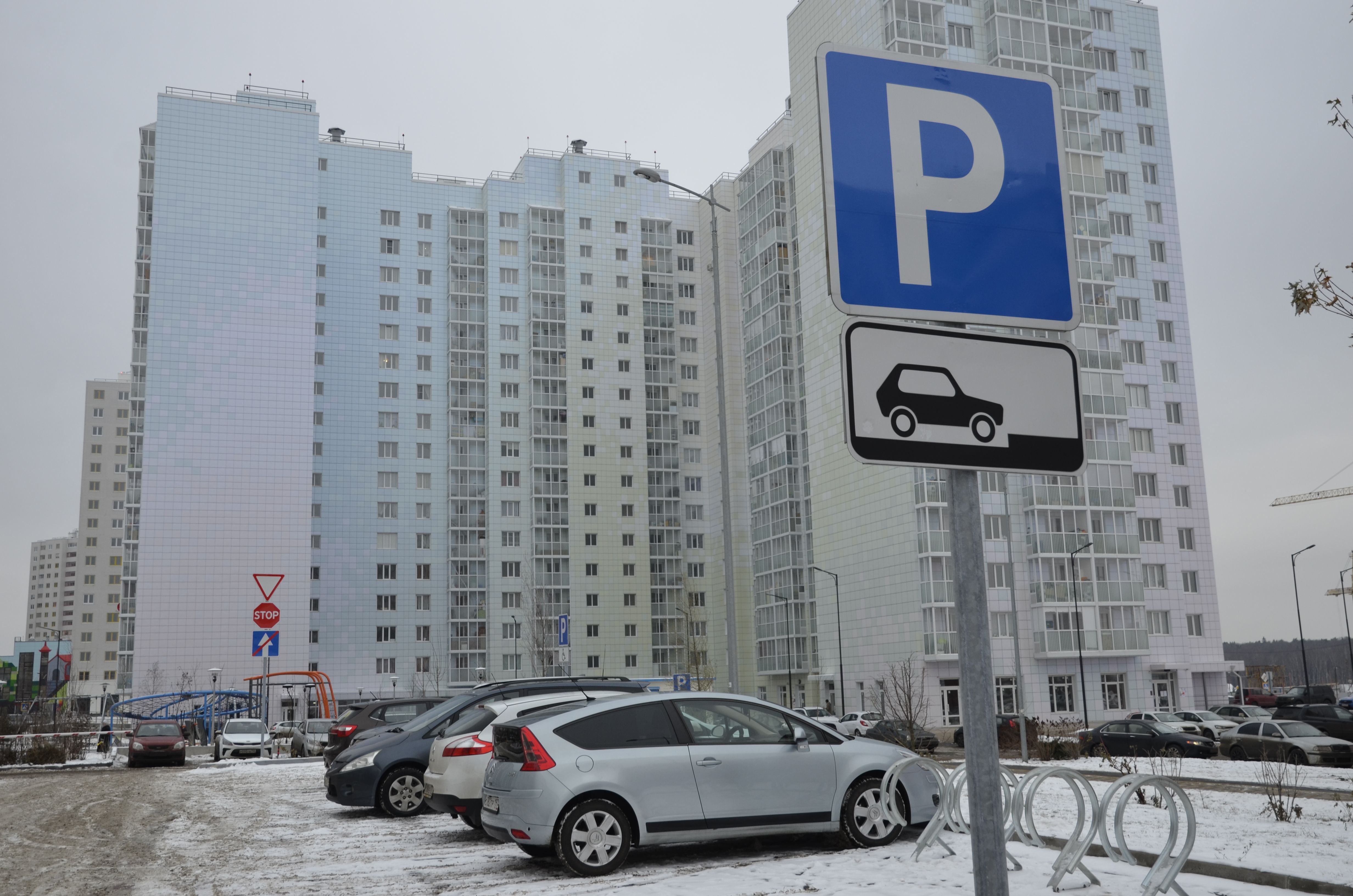 Рядом с жилыми домами в Десеновском обустроят парковки