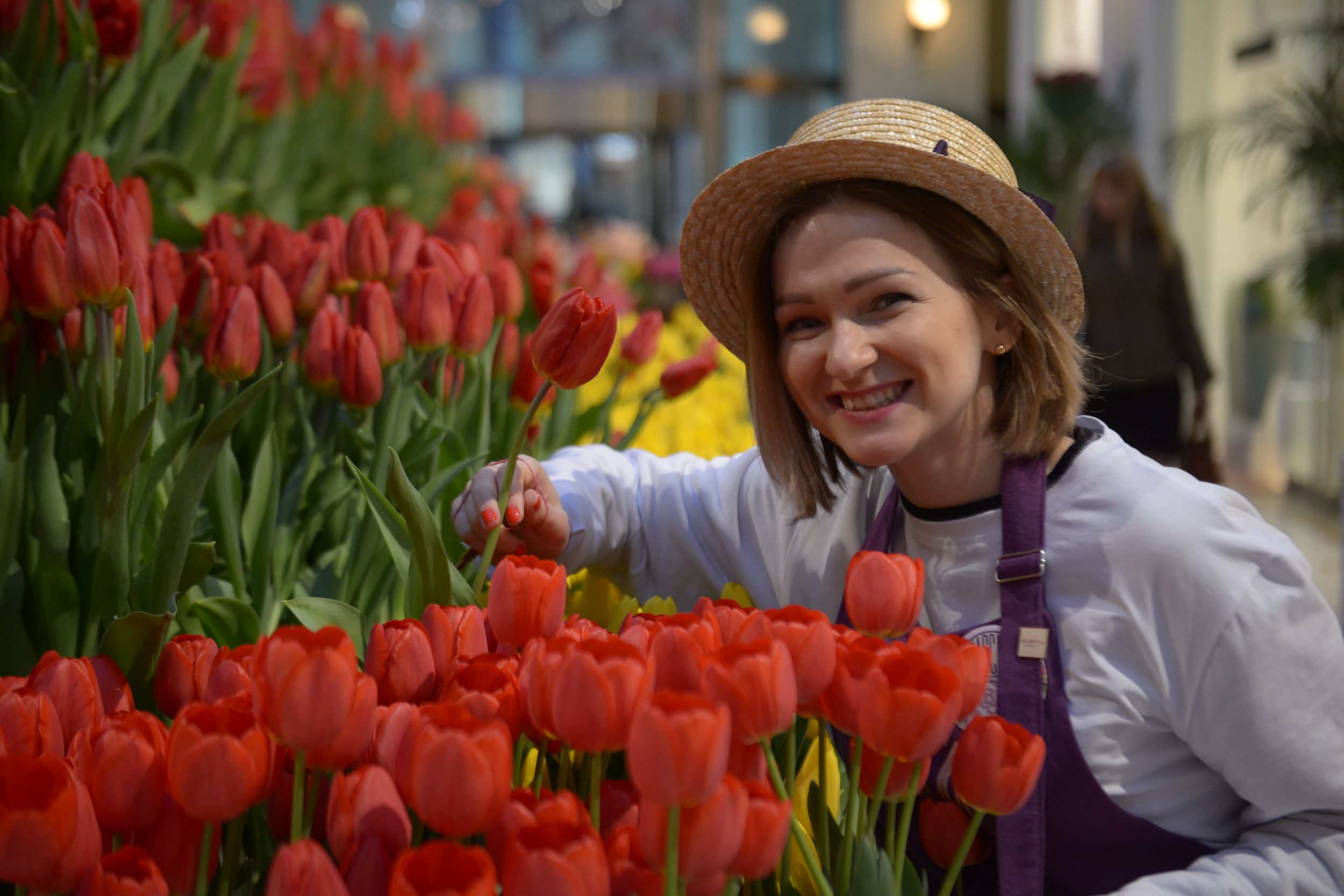 Более 40 тысяч тюльпанов подарили жительницам столицы 