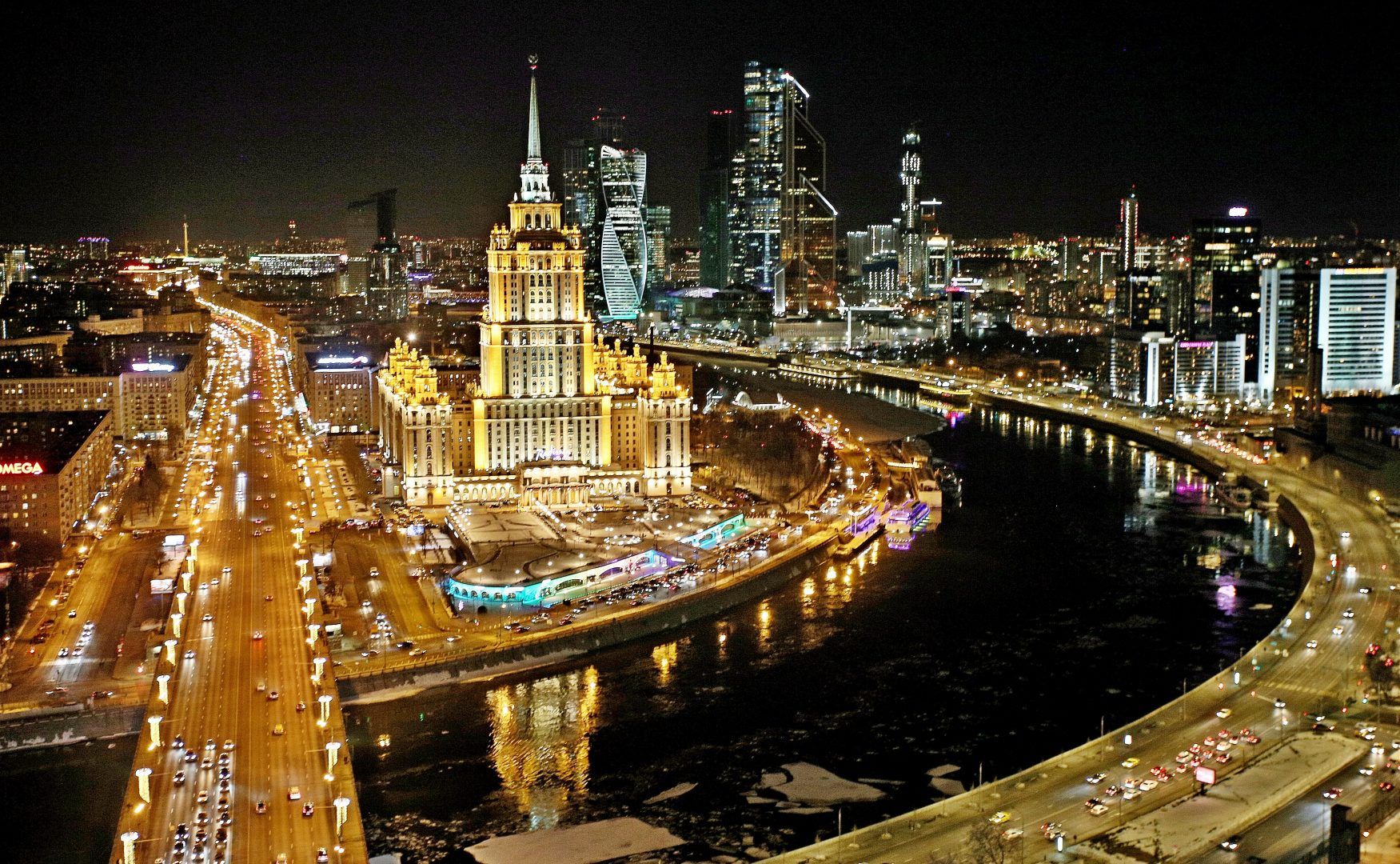 В Москве на один час отключат архитектурную подсветку некоторых зданий. Фото: Антон Гердо