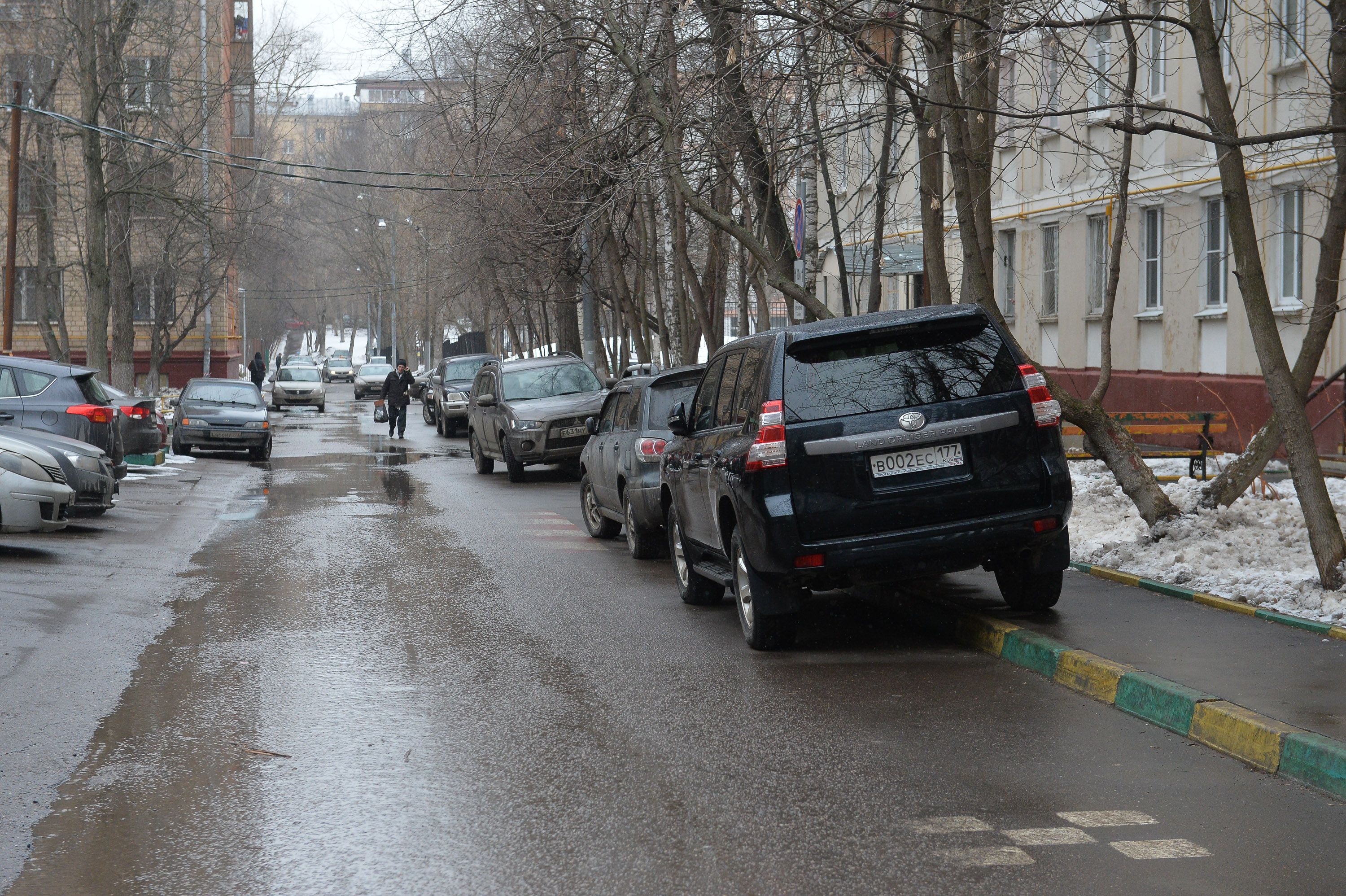 Покрытие на парковке отремонтируют в Воскресенском. Фото: Александр Казаков, «Вечерняя Москва»