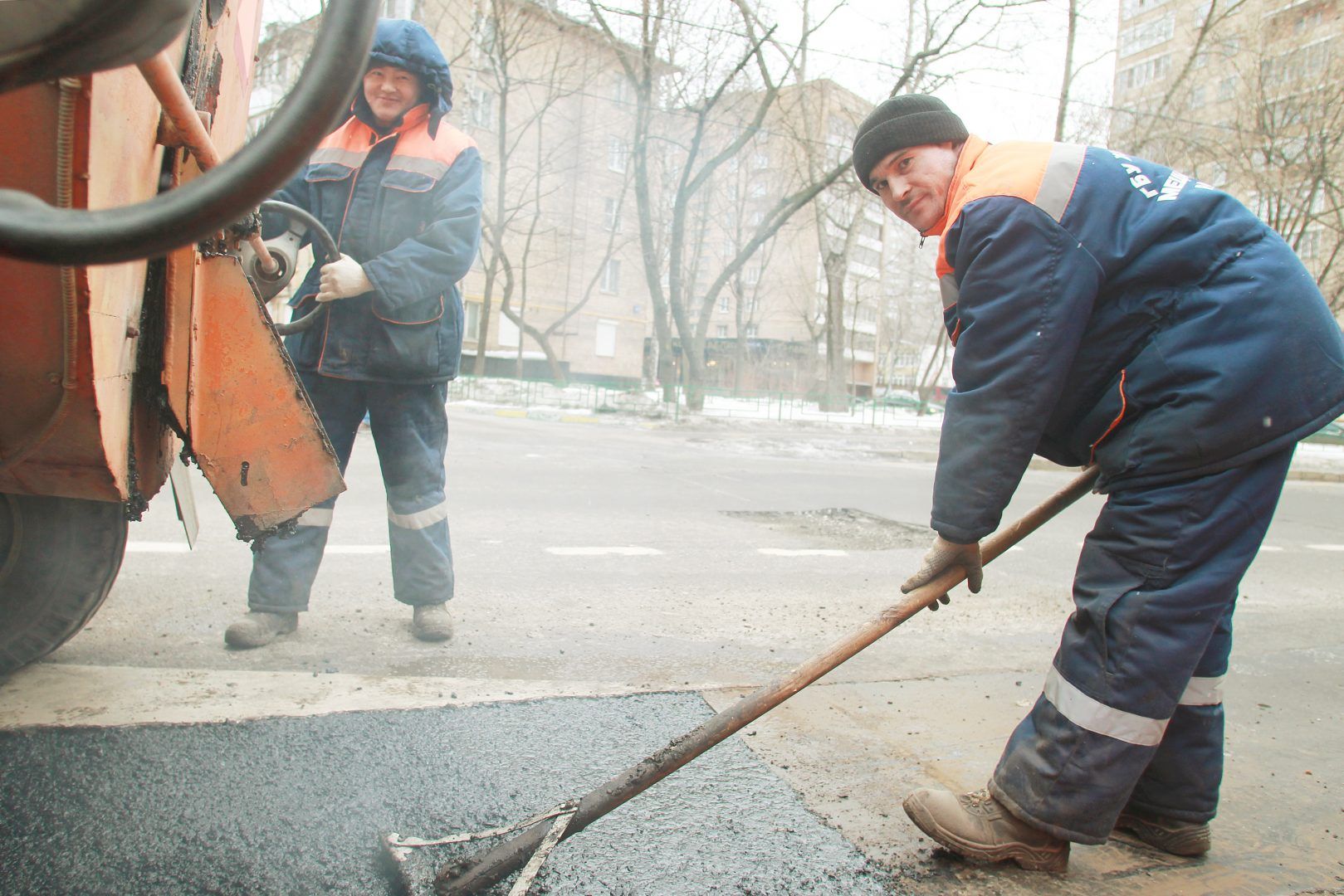 Специалисты устранили ямы в поселении Первомайское. Фото: Наталия Нечаева, «Вечерняя Москва»