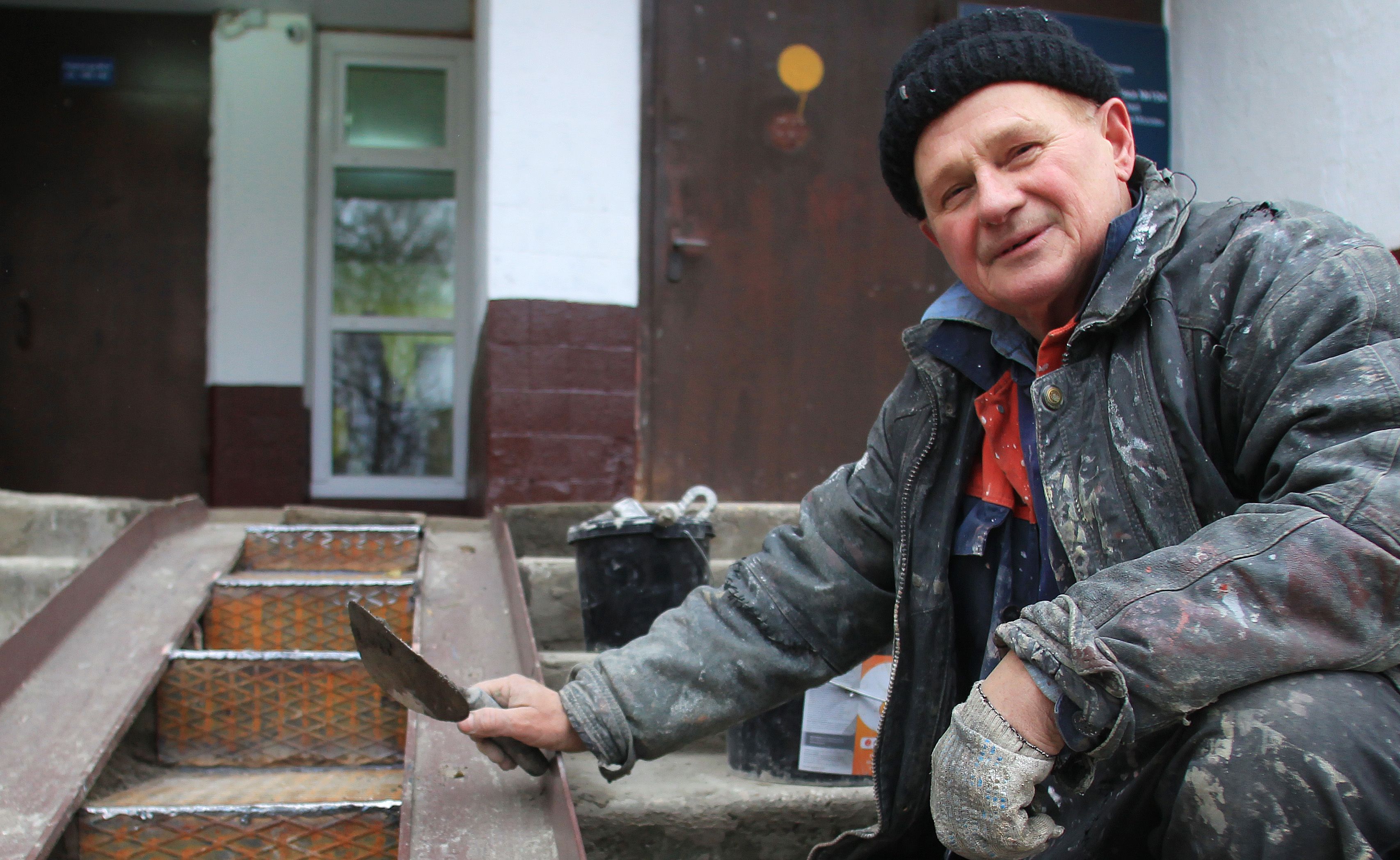 Специалисты установят пандус вблизи здания в Троицке. Фото: Наталия Нечаева, «Вечерняя Москва»