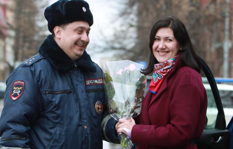 Поздравлять женщин-водителей стало традицией. Фото: Наталия Нечаева «Вечерняя Москва»