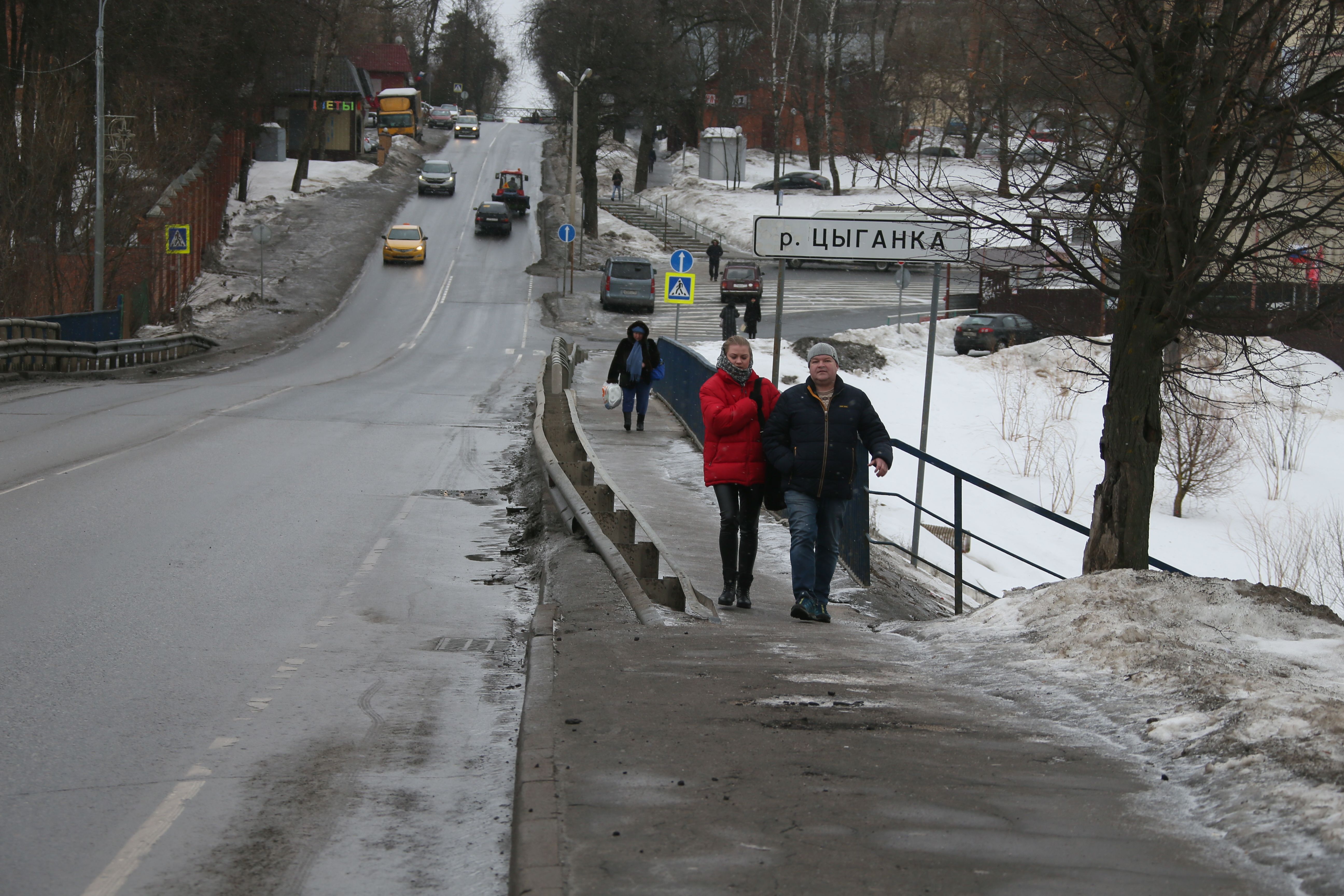6 марта 2019 года. Воскресенское. Пешеходы идут по мосту через реку Цыганку, не опасаясь, что лихой водитель окатит их грязью из лужи. Фото: Владимир Смоляков