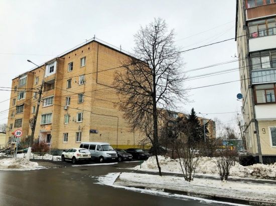 Специалисты начали ремонтировать подъезд в жилом доме в Марушкинском