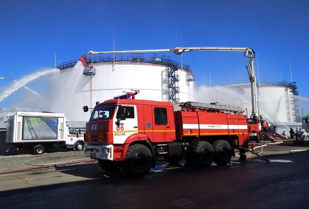 Пожарные Москвы провели учения на нефтеперерабатывающем заводе