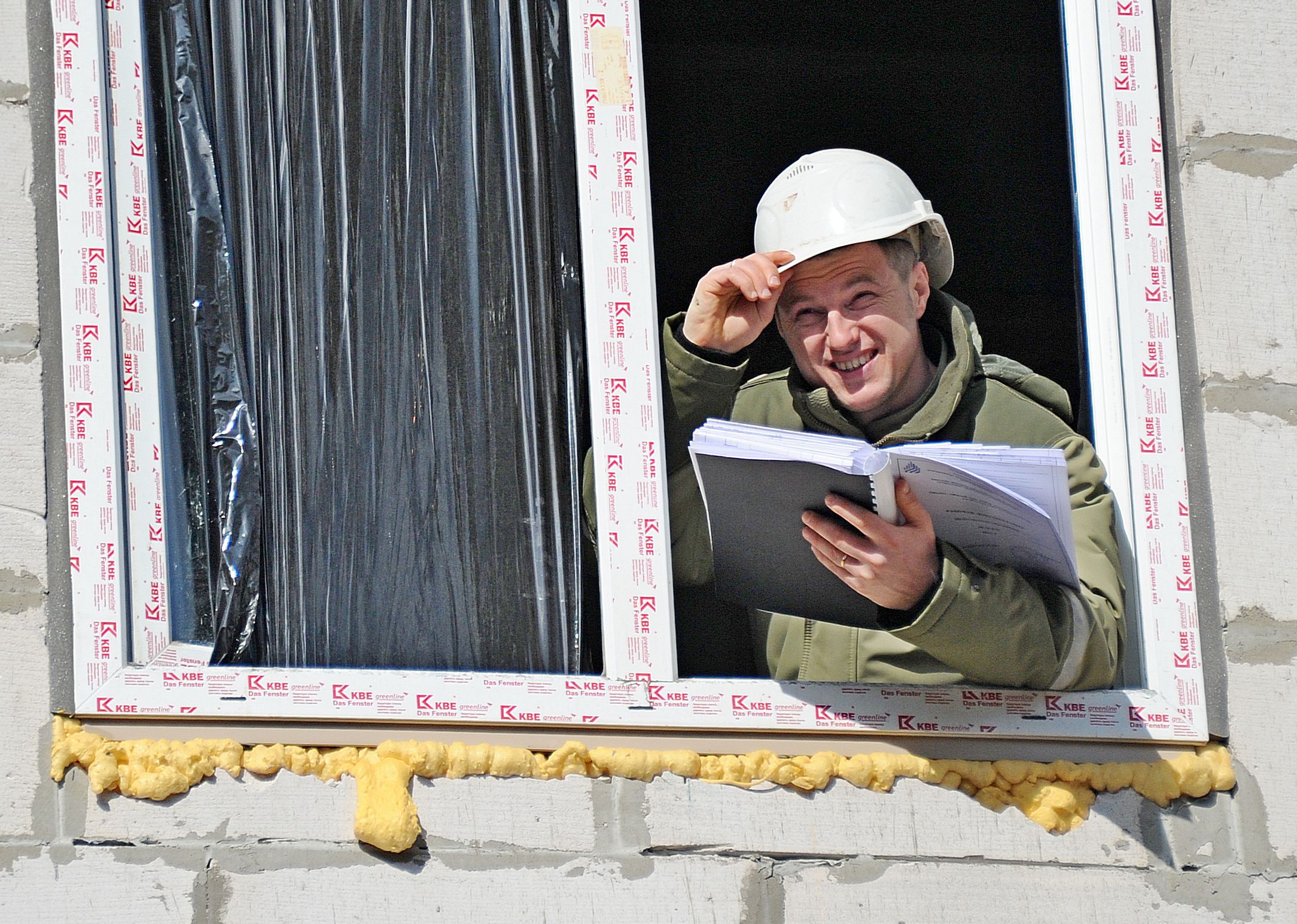 Начальник участка Сергей Васильев проверяет ход строительства дома на улице Бабушкинской. Фото: Светлана Колоскова