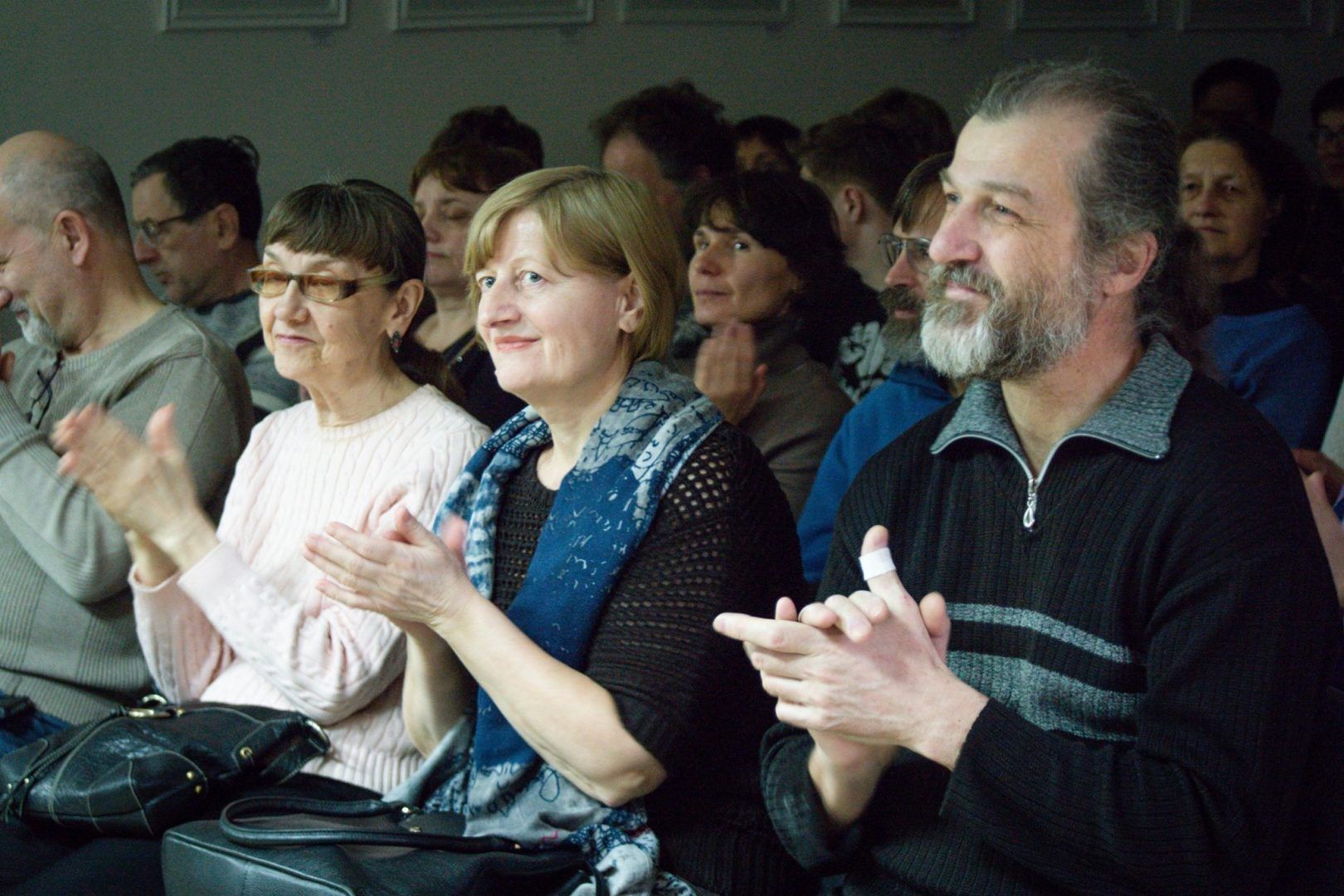 Жители Троицка слушают виртуозное исполнение артиста. Фото: Валентина Таран