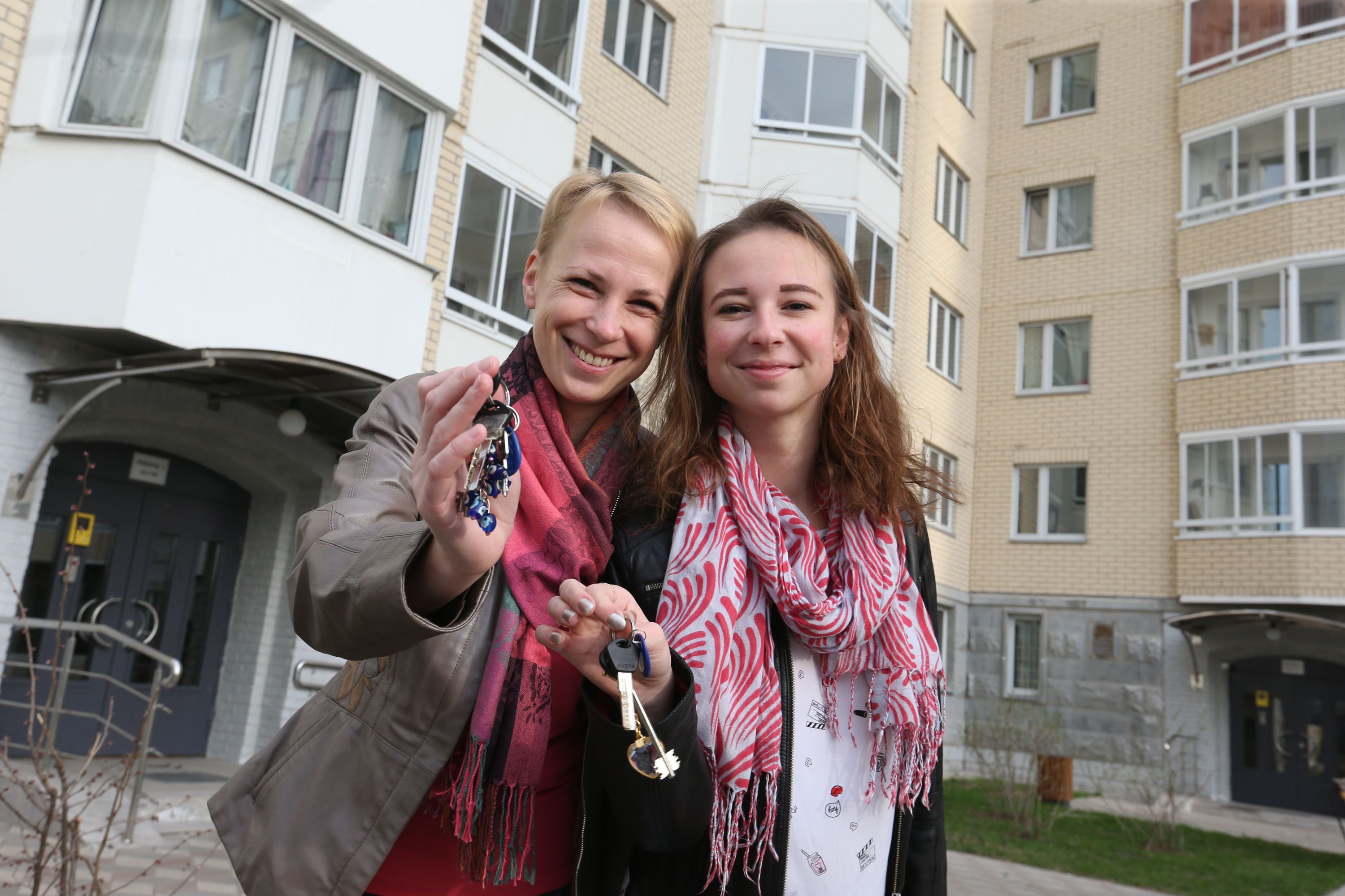 28 апреля 2019 года. Внуковское. Елена Карагадова с дочерью Вильдан держат в руках ключи от квартиры, которую получили в сентябре 2018 года. Фото: Виктор Хабаров