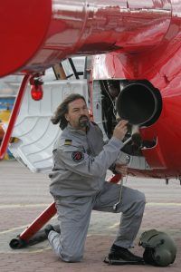 Никас Сафронов на съемках для одного из журналов, где ему пришлось перевоплотиться в пилота вертолета. Фото: Виктор Хабаров