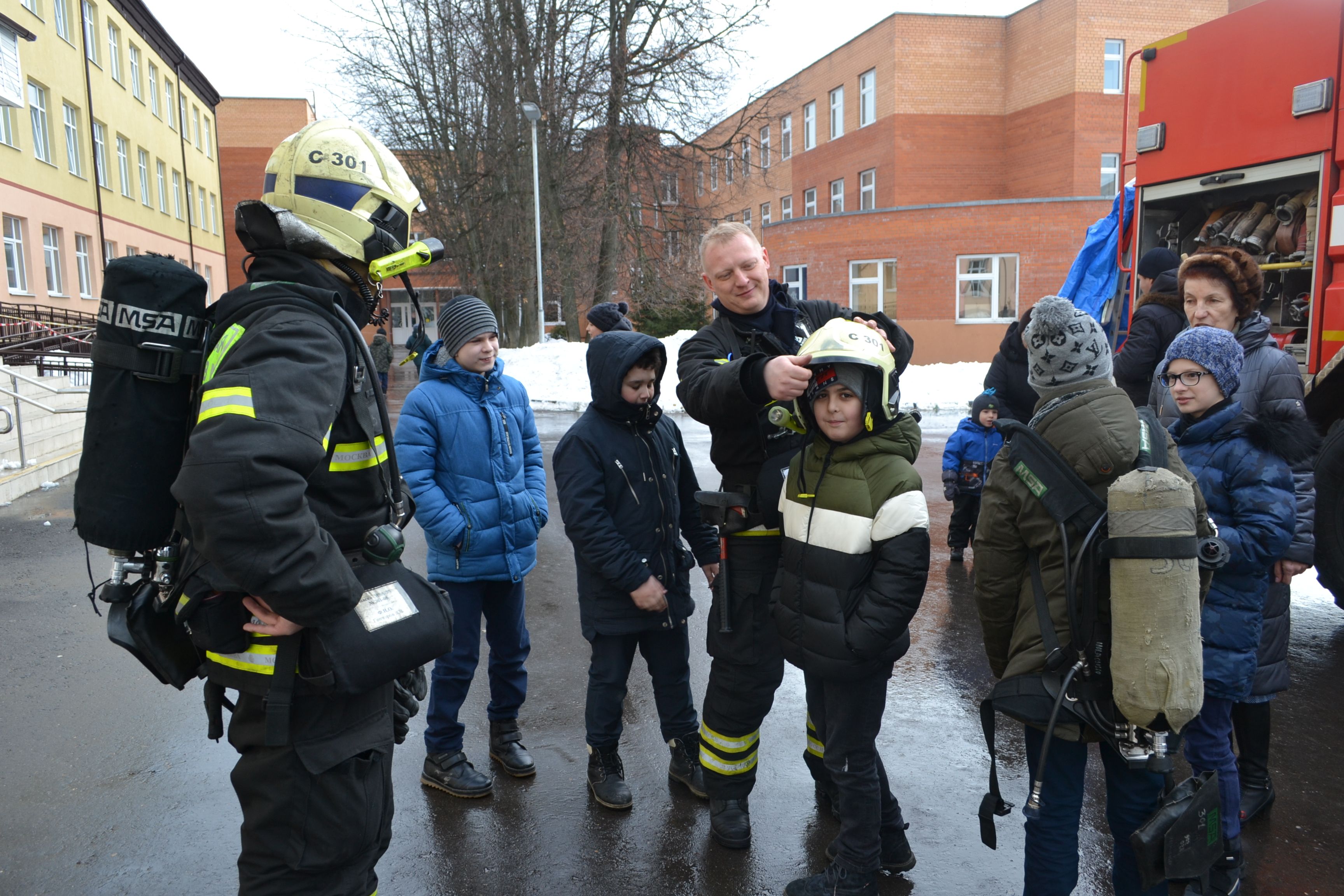 Пожарные Новой Москвы напомнили правила безопасных весенних каникул