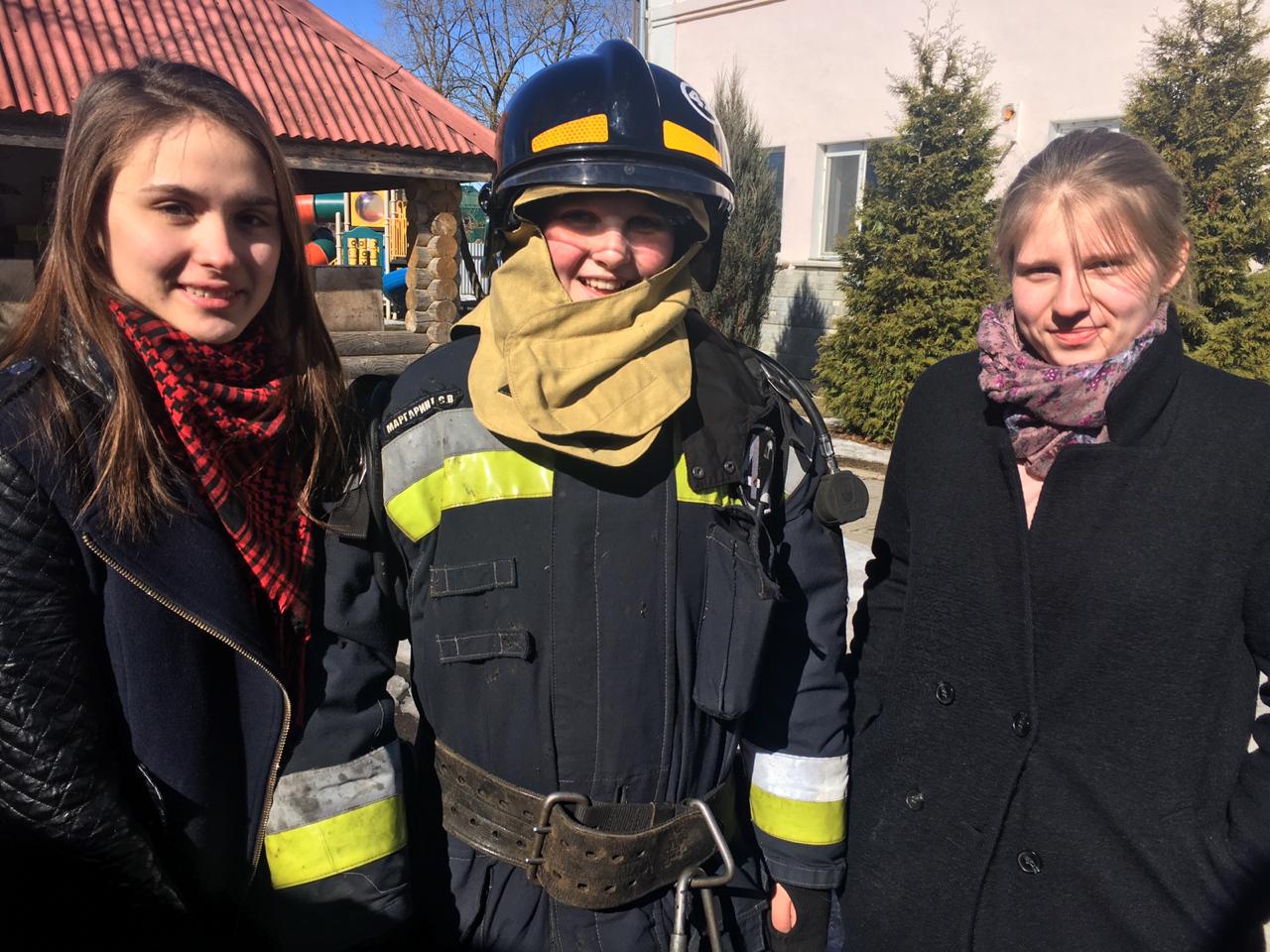 Год предупреждения чрезвычайных ситуаций 2019: Пожарные рассказали детям реабилитационного центра о своей профессии