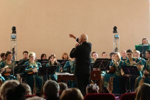 Владимир Глейхман дирижирует оркестру. Фото: Анна Шутова