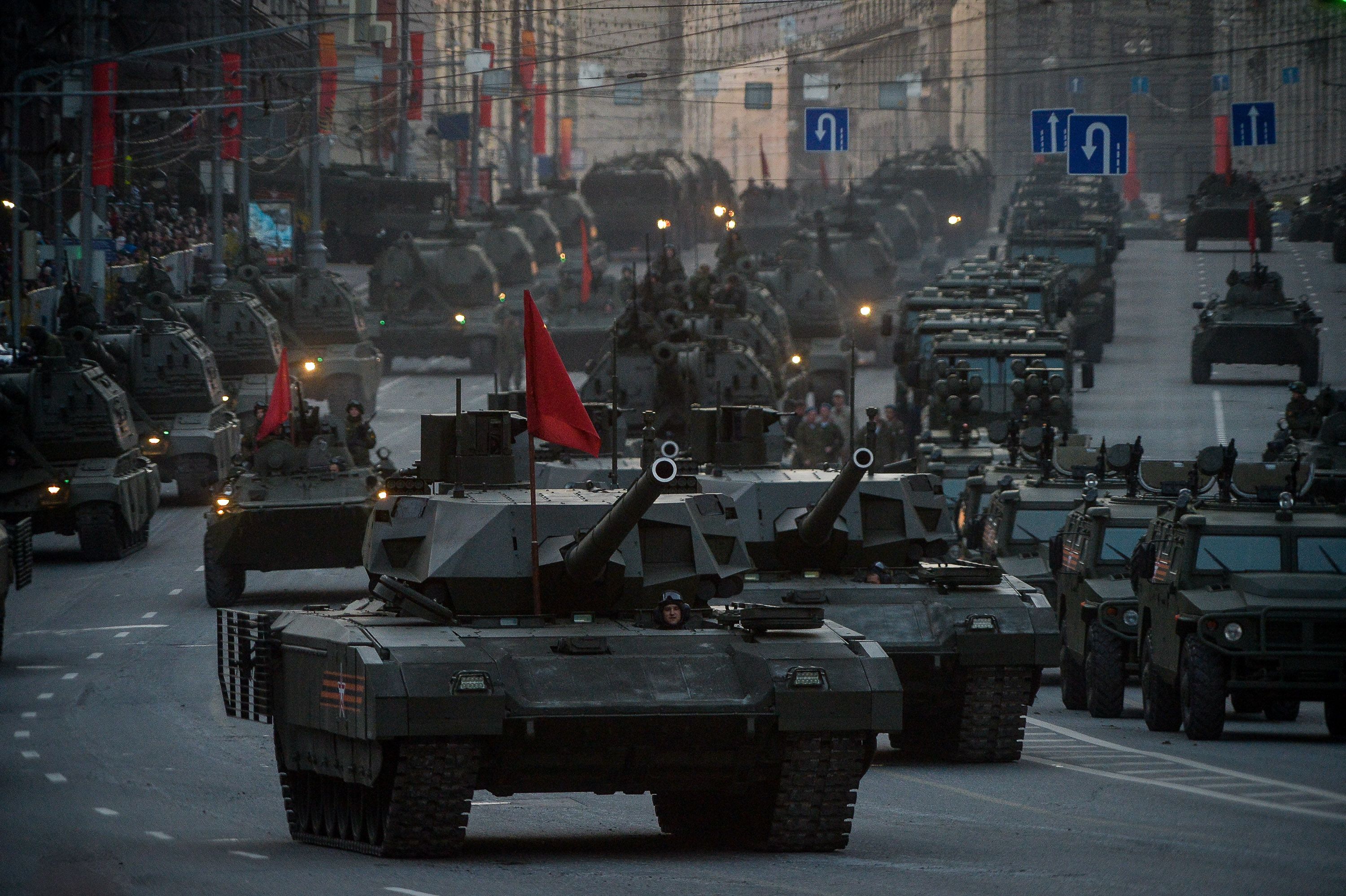 Более ста образцов военной техники прибудет в Москву