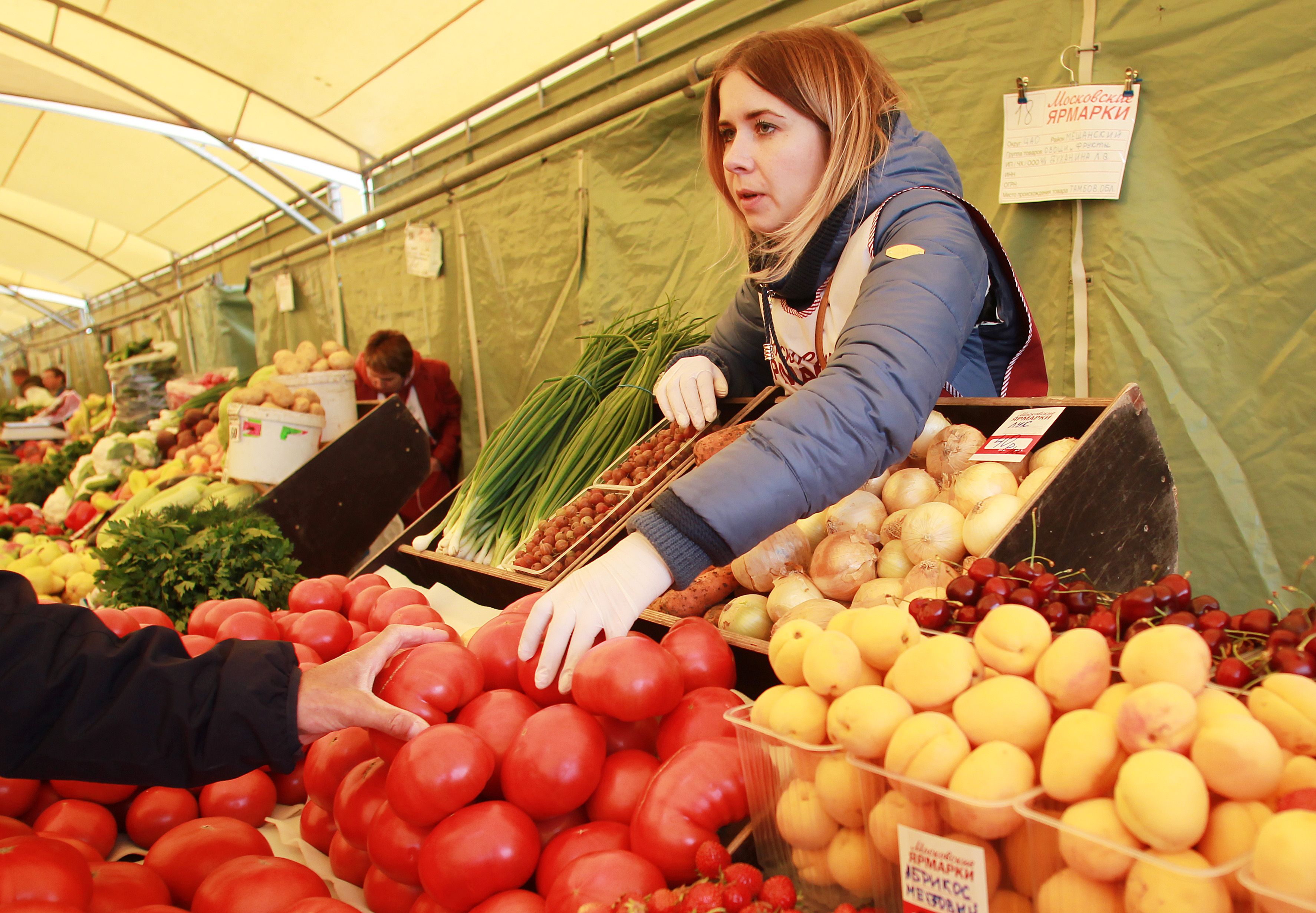 Жители столицы могут приобрести свежие фермерские продукты более чем из 40 российских регионов. Фото: архив, «Вечерняя Москва»