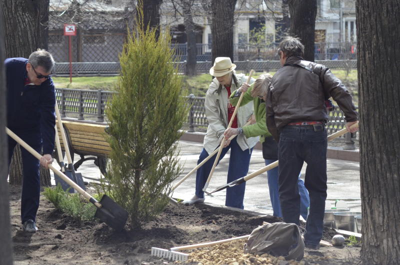 Сотрудники Центра организации дорожного движения приняли участие в уборке столицы. Фото: Анна Быкова