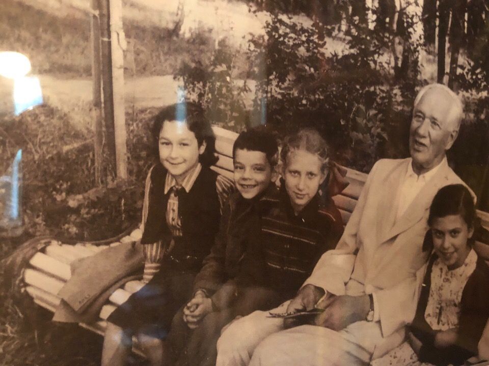 Корней Чуковский в окружении детей. Фото из личного архива библиотеки