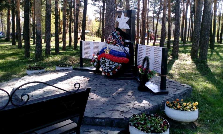 Мемориалы в Рязановском украсили цветами