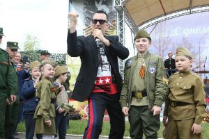 Певец Александр Буйнов выступил на праздничном концерте для ветеранов. Фото: Виктор Хабаров