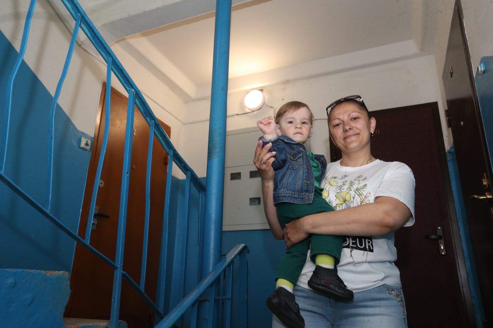 6 мая 2019 года. Кленовское. Елизавета Ковалевская с сыном Артемом спускаются по лестнице, которую теперь освещают новые светильники с энергосберегающими лампочками. Фото: Виктор Хабаров