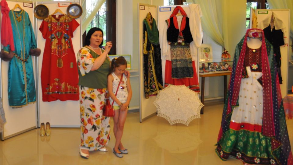 Национальные костюмы народов мира представили в Музее истории усадьбы Щапово