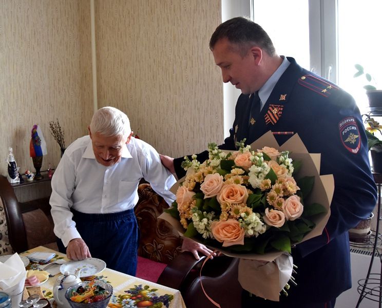 Полицейские УВД по ТиНАО поздравили ветерана Великой Отечественной войны и органов внутренних дел с наступающим праздником