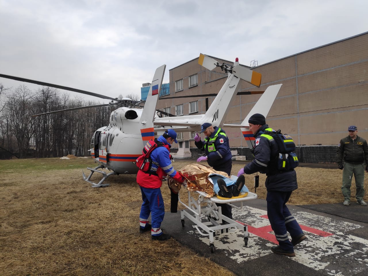 Экипаж дежурного санитарного вертолета Московского авиационного центра вылетел по вызову на вертолетную площадку в Щапово