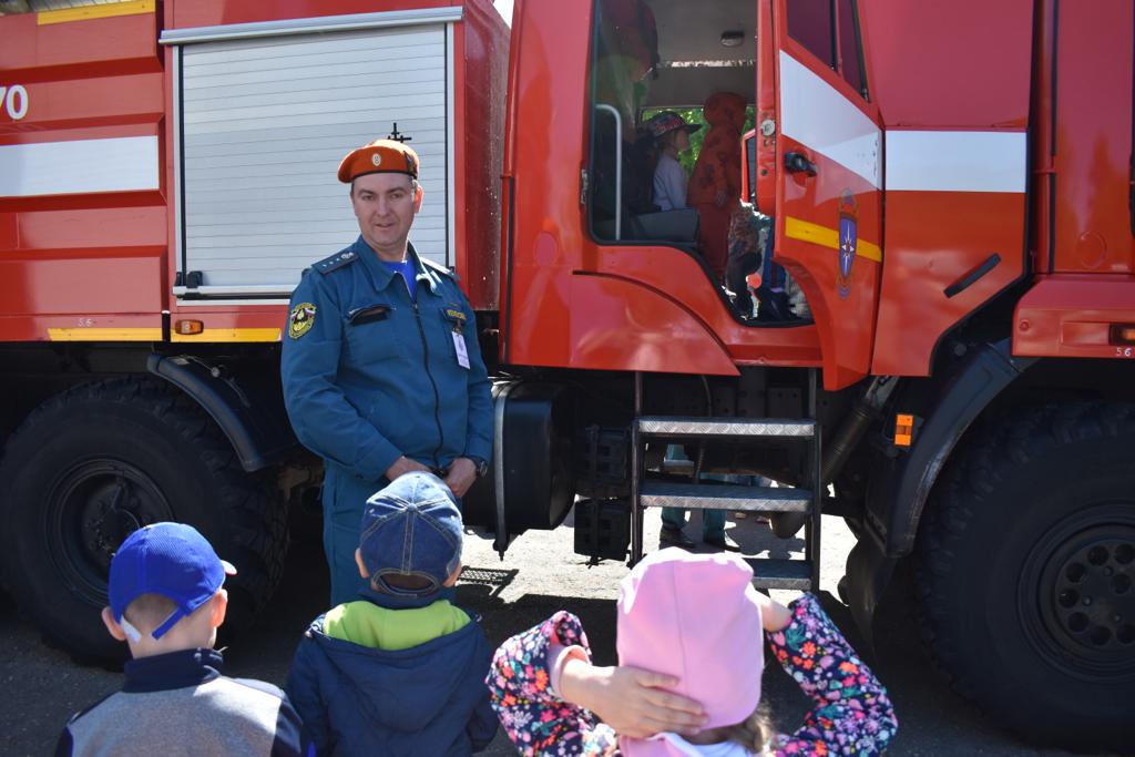 В преддверии 215-летия пожарной охраны города Москвы: Маленькие «почемучки» в гостях у пожарных