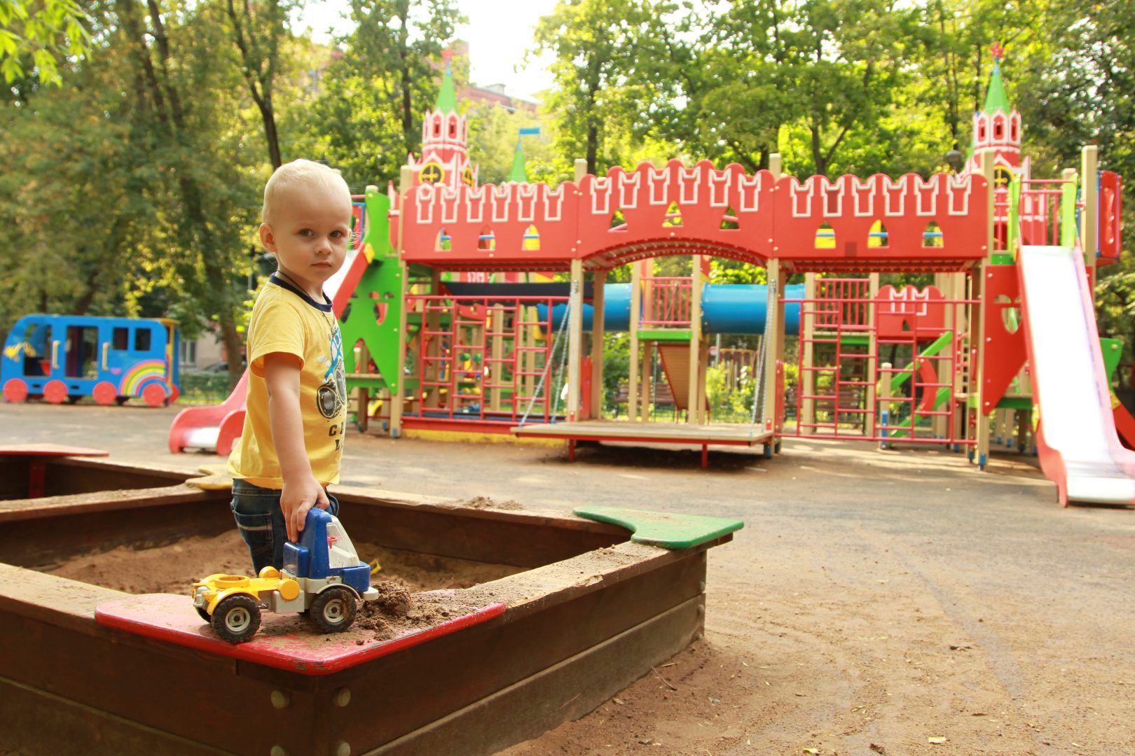 Спортивно-детскую площадку реконструируют в Краснопахорском. Фото: Наталия Нечаева, «Вечерняя Москва»
